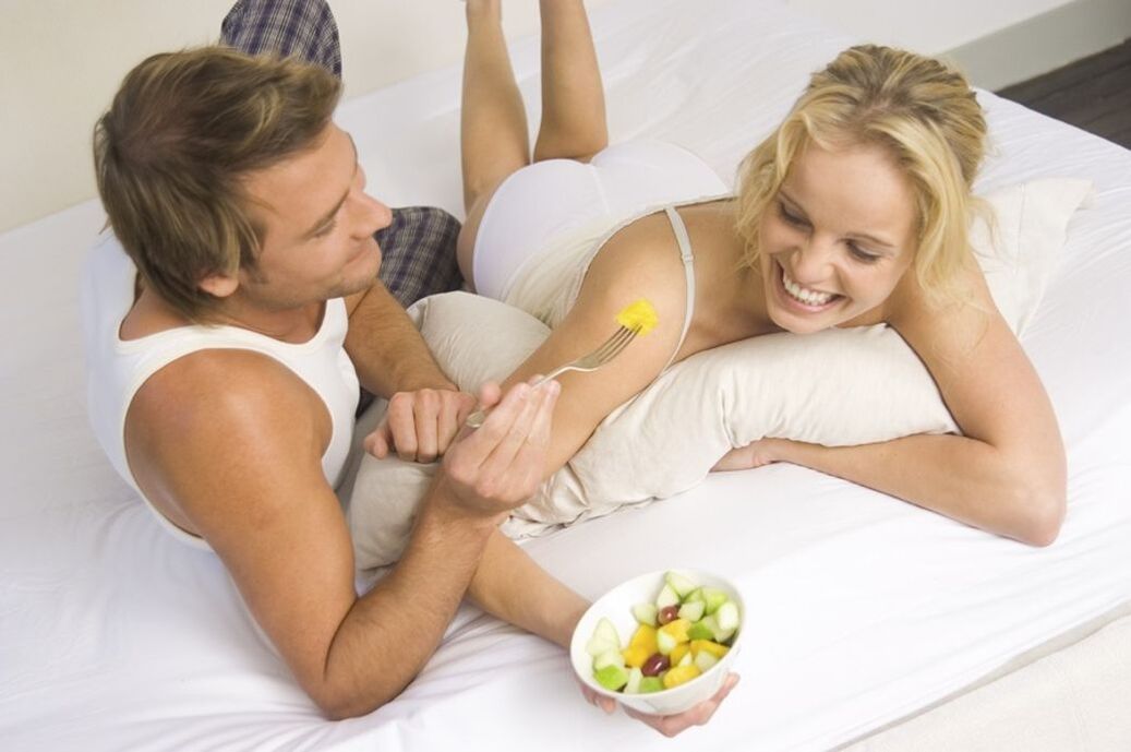 mujer y hombre comen ensalada para potenciar