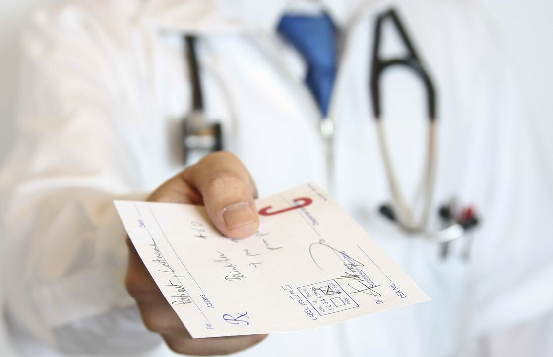 El médico prescribe el tratamiento de problemas de potencia después de los 50.